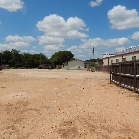 Executive Inn Pearsall Exterior foto
